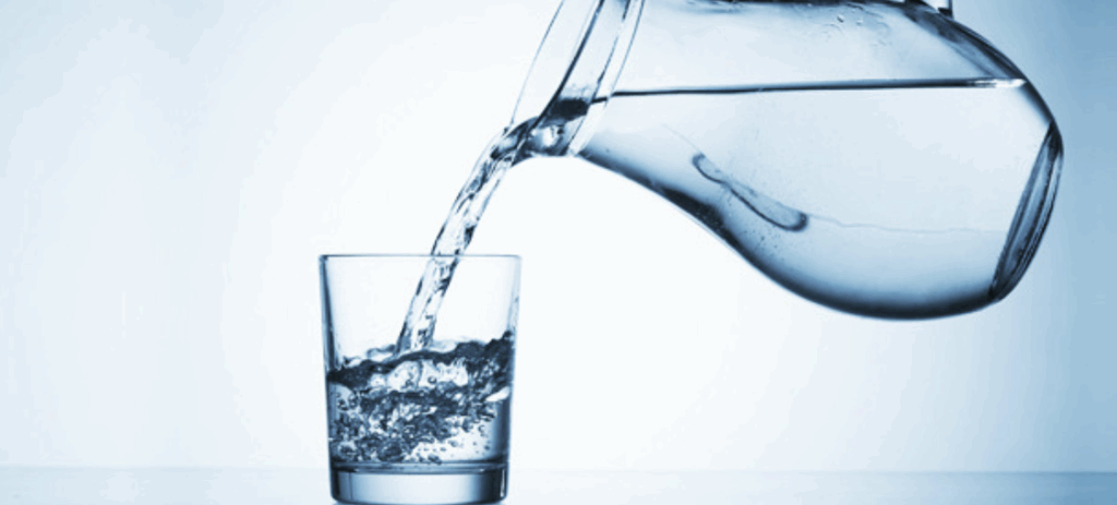 ALT: 직장인이 하루 물 2리터 습관 만드는 방법 요약